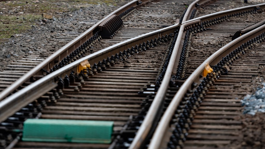 twin-railway-track twin-railway-track